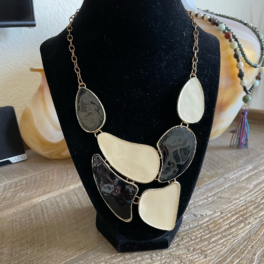 NEW! 20 inch adjustable black and white gold tone fashion necklace